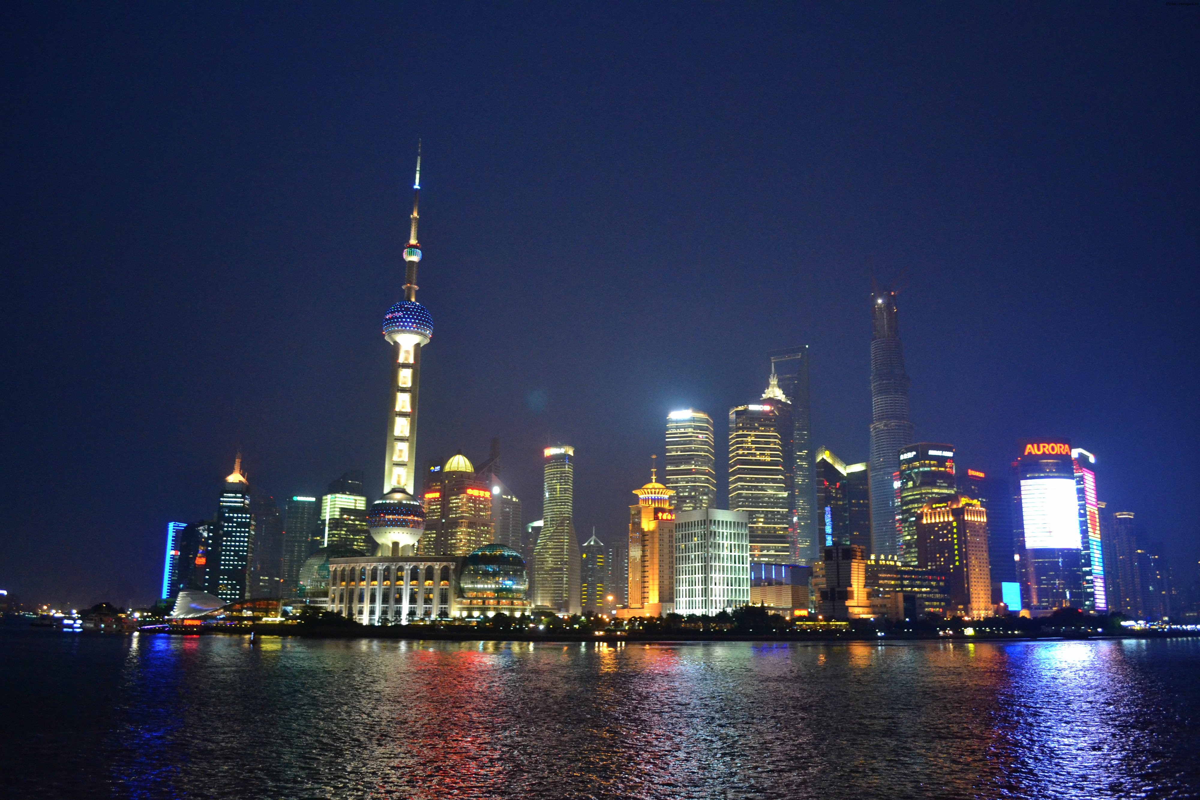 Shanghai, zona Pudong privita peste raul Huangpu