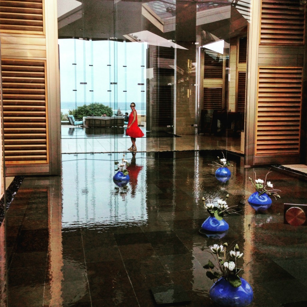 Mulia, lobby, un joc spectaculos de aranjamente florale, oglinzi si piscine