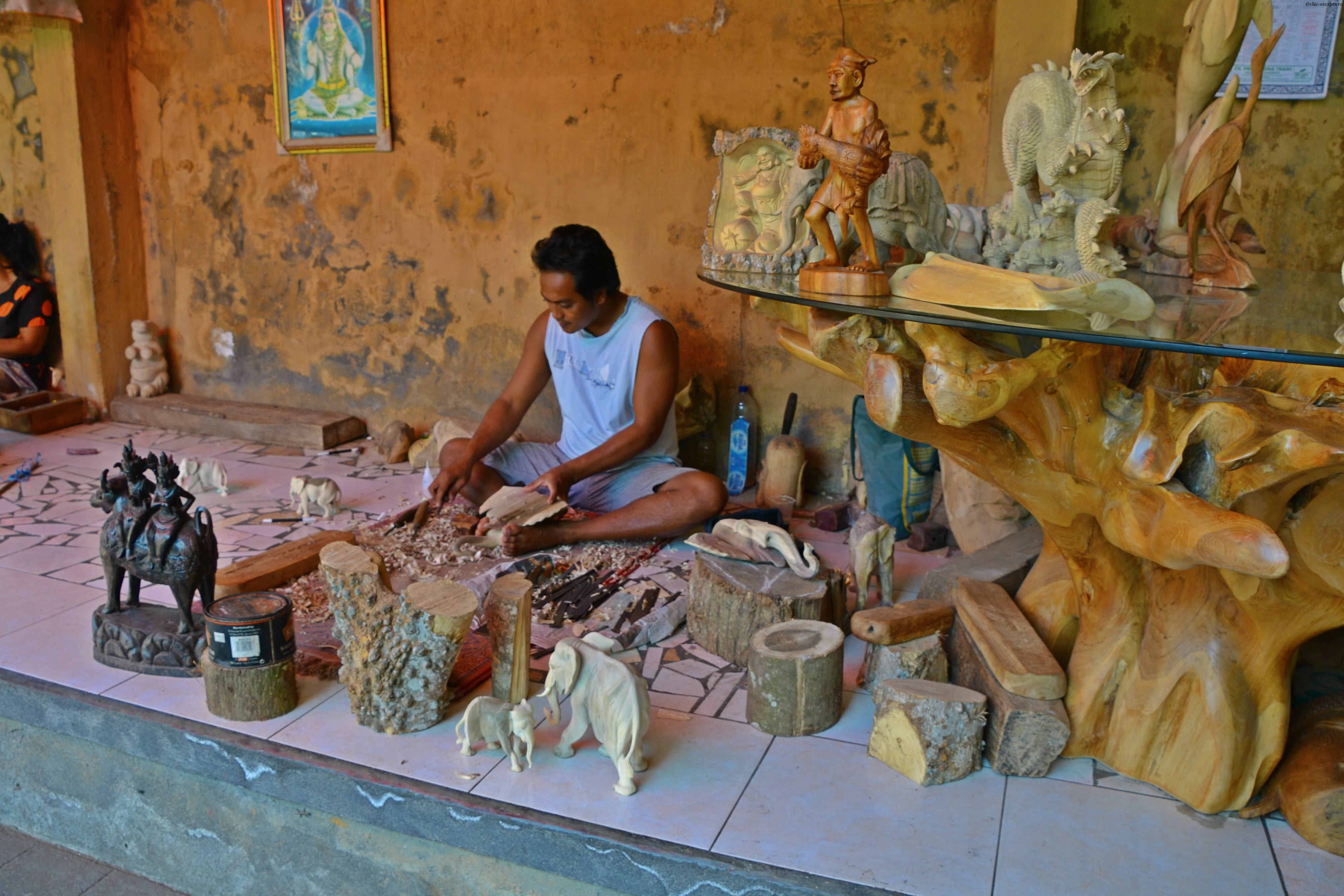 Artistii din zona Ubud lucreaza manual in lemn, argint, aur, matase. 