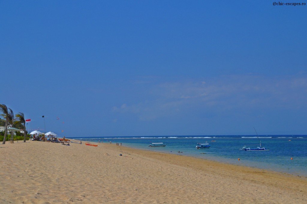 Plaja din Nusa Dua, curata, de un auriu placut, special amenajata pentru hotelurile de 5 stele din zona.